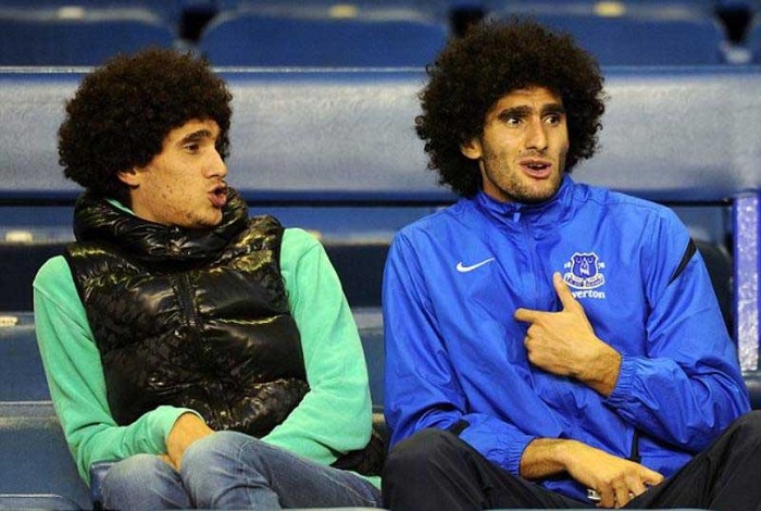 Ai trong 2 bức hình này là Marouane Fellaini? Đó là người mặc áo Everton. Nhưng bộ tóc của họ thực sự khá giống nhau.